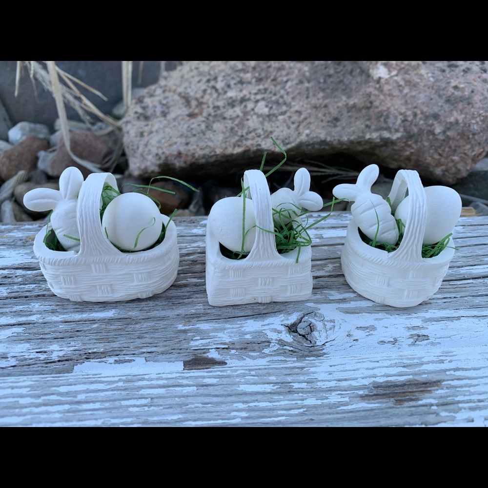 Miniature Easter baskets with eggs and carrots